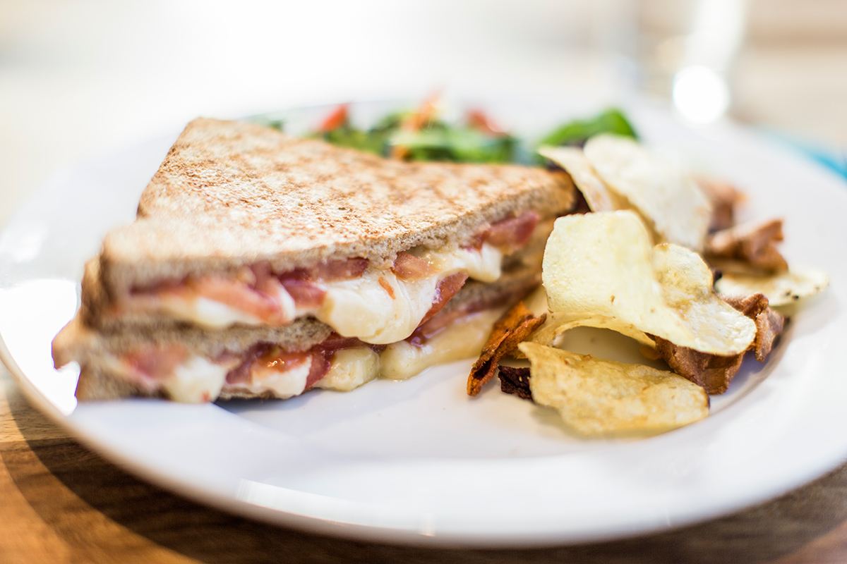 A toastie with crisps
